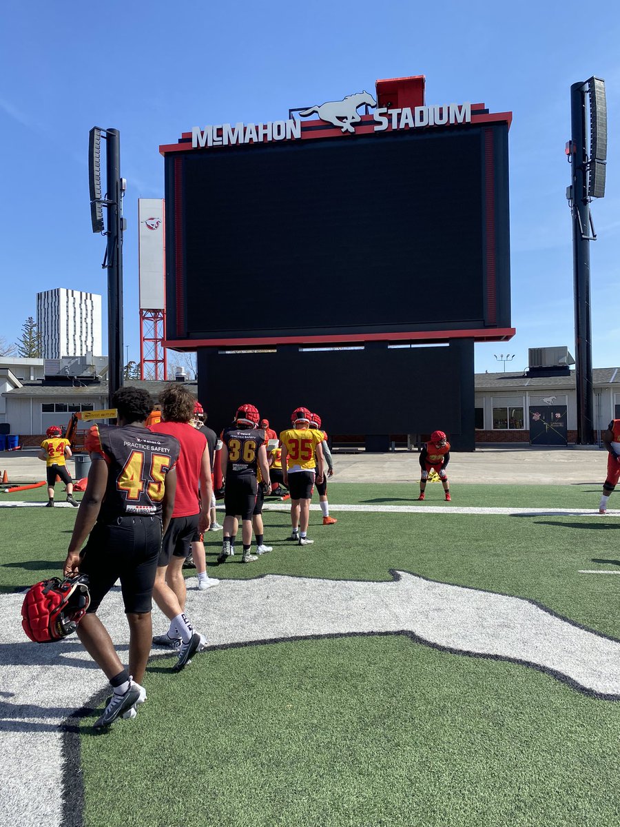 Thank you so much to @CoachBerryDinos and  <a href="/Coach_Mollard/">Nathan Mollard</a> for inviting me up to <a href="/Dinos_Football/">UCalgary Dinos Football 🏈</a> Junior day and a tour of the campus! Extremely thankful for the experience and what comes next!