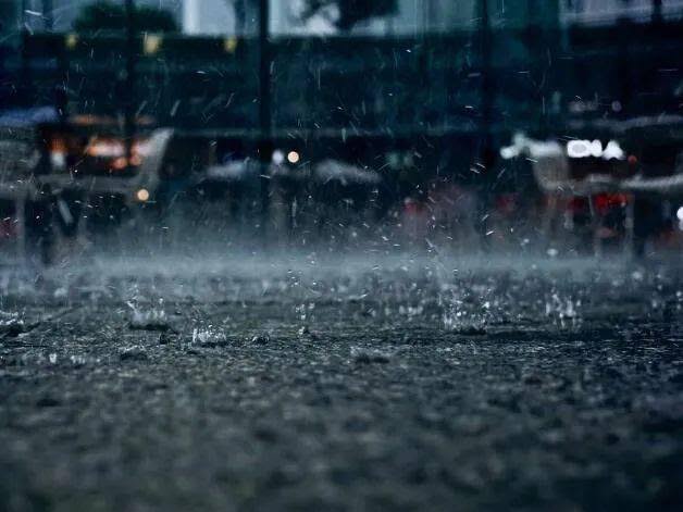 letterfromhomes's tweet photo. ฝนตกแล้ว ขอมอบคำศัพท์เกี่ยวกับฝนเท่าที่นึกออก 

#滂沱大雨 pāngtuódàyǔ ฝนตกหนัก/ฝนห่าใหญ่

#风雨同舟 fēngyǔtóngzhōu ฝ่าลมฝนบนเรือลำเดียว หมายถึงฝ่าฝันอุปสรรคช่วงเวลายากลำบากมาด้วยกัน 

#雨过天晴 yǔguòtiānqíng ฝนผ่านไปฟ้าก็สดใส หมายถึงหลังจากผ่านช่วงยากลำบากก็มีวันที��สดใสรออยู่ https://t.co/vZvU8agUSk