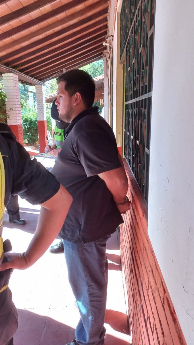 HugoPortilloPY's tweet photo. El CONCERTADO Carlos Estigarribia Páez fue detenido, estaba manipulando las máquinas de votación, y se encontraron en su poder, boletines de votos😳

Haupei @concertacionpy @EfrainAlegre @bdefelippe⁉️

Algún comunicado⁉️ https://t.co/zzu2CYpDXv