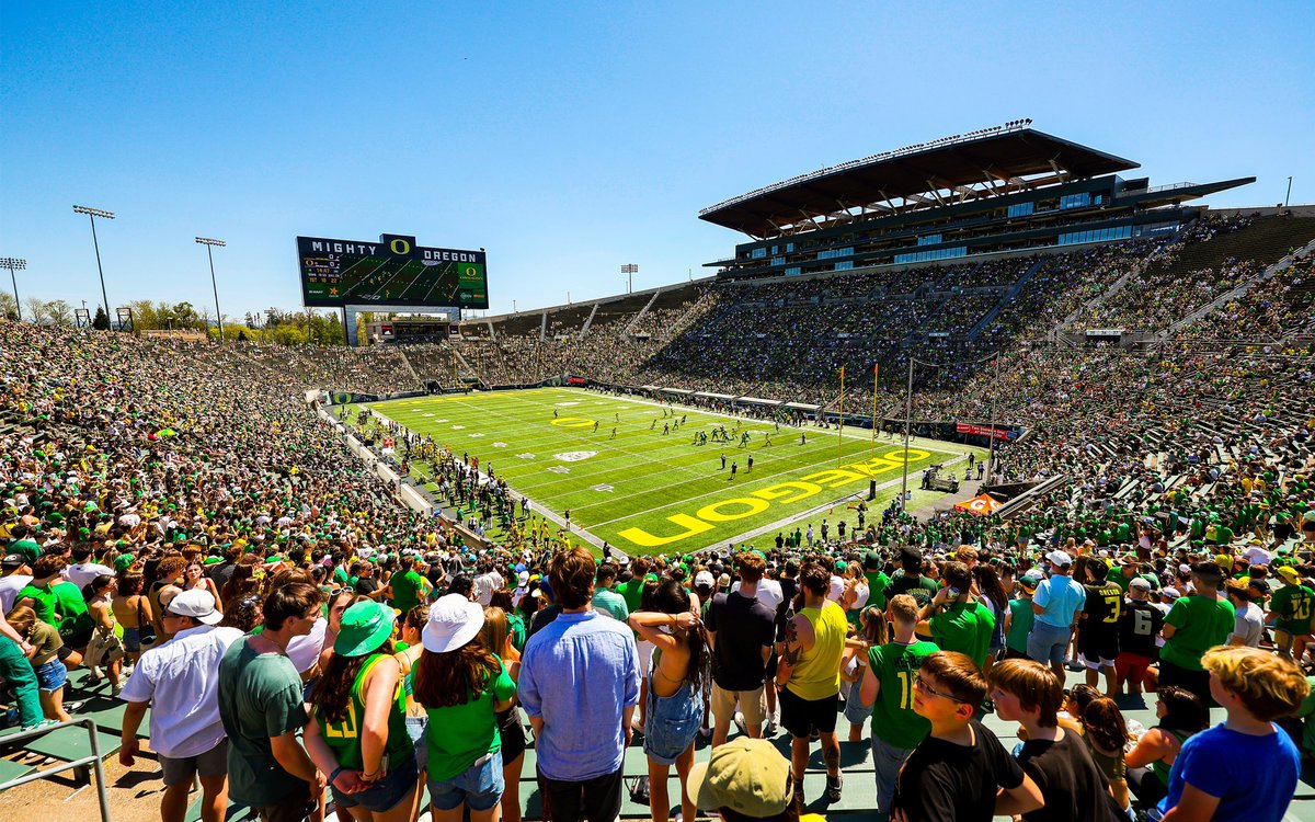 Thank you Duck Fans! 🦆 45,000 strong at the 2023 Spring Game today! 🙌 Thanks for coming out and for your donations to @foodforlc! #GoDucks