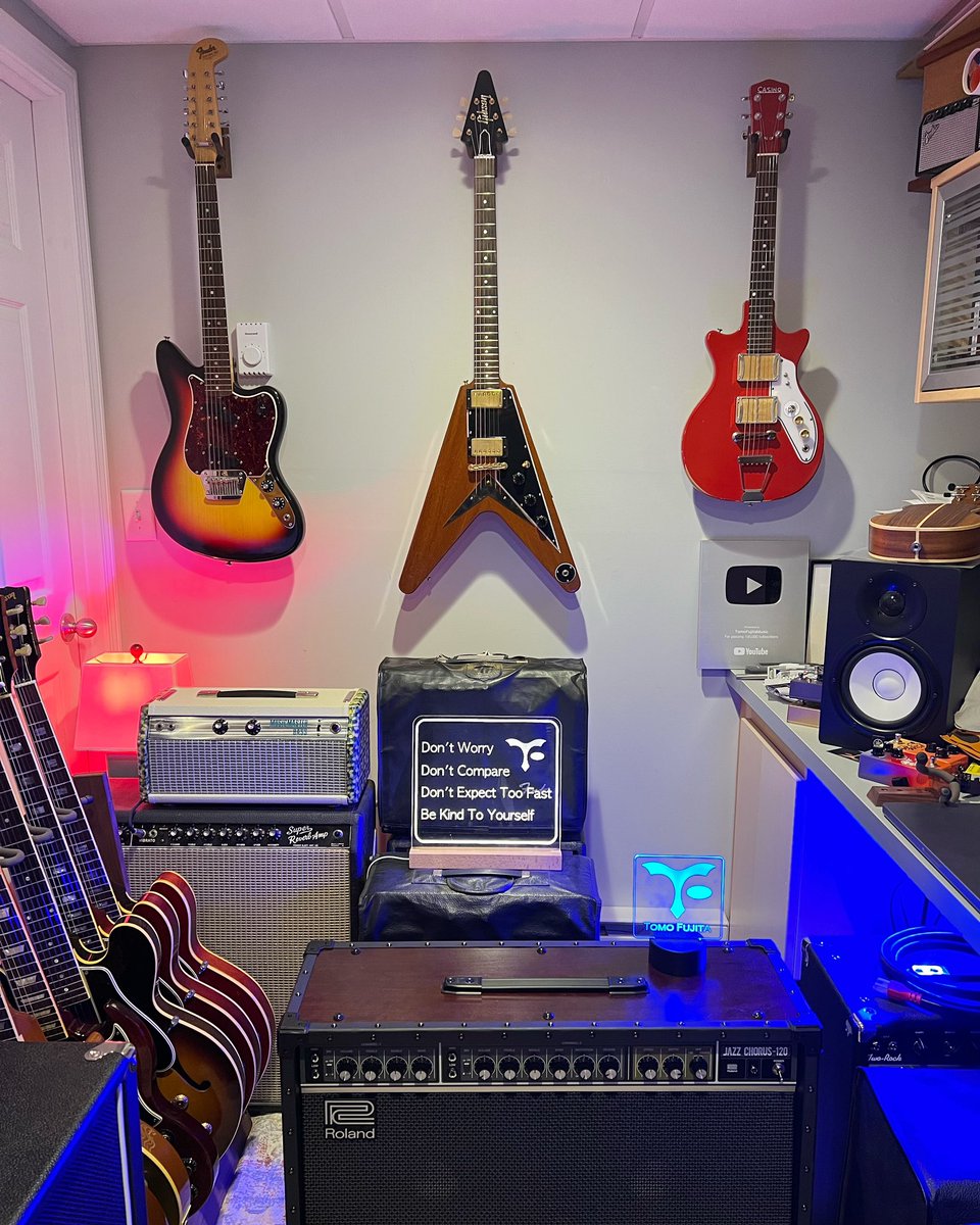 TomoJustFunky's tweet photo. Finally all prepared for my Guitar Wisdom’s new lessons. I am so excited!
#guitar #tomofujita #newlessons #guitarwisdom #tomofujitaguitarwisdom #stringswing #guitarhanger https://t.co/zJBhfrFxpZ