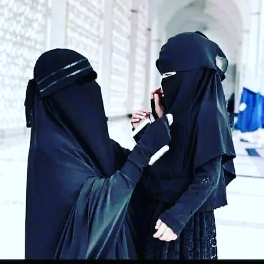 Ayshamuslima23's tweet image. O decreto de teu Senhor é que não adoreis senão a Ele; que sejais indulgentes com vossos pais, mesmo que a velhice alcance um deles ou ambos, em vossa companhia; não lhes dirijais palavras de desrespeito, nem griteis com eles; outrossim, dirigi-lhes palavras honrosas. (Alcorão )