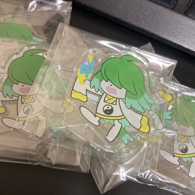 同じ柄のアクスタも見て。自立するぞ!カワイイね!