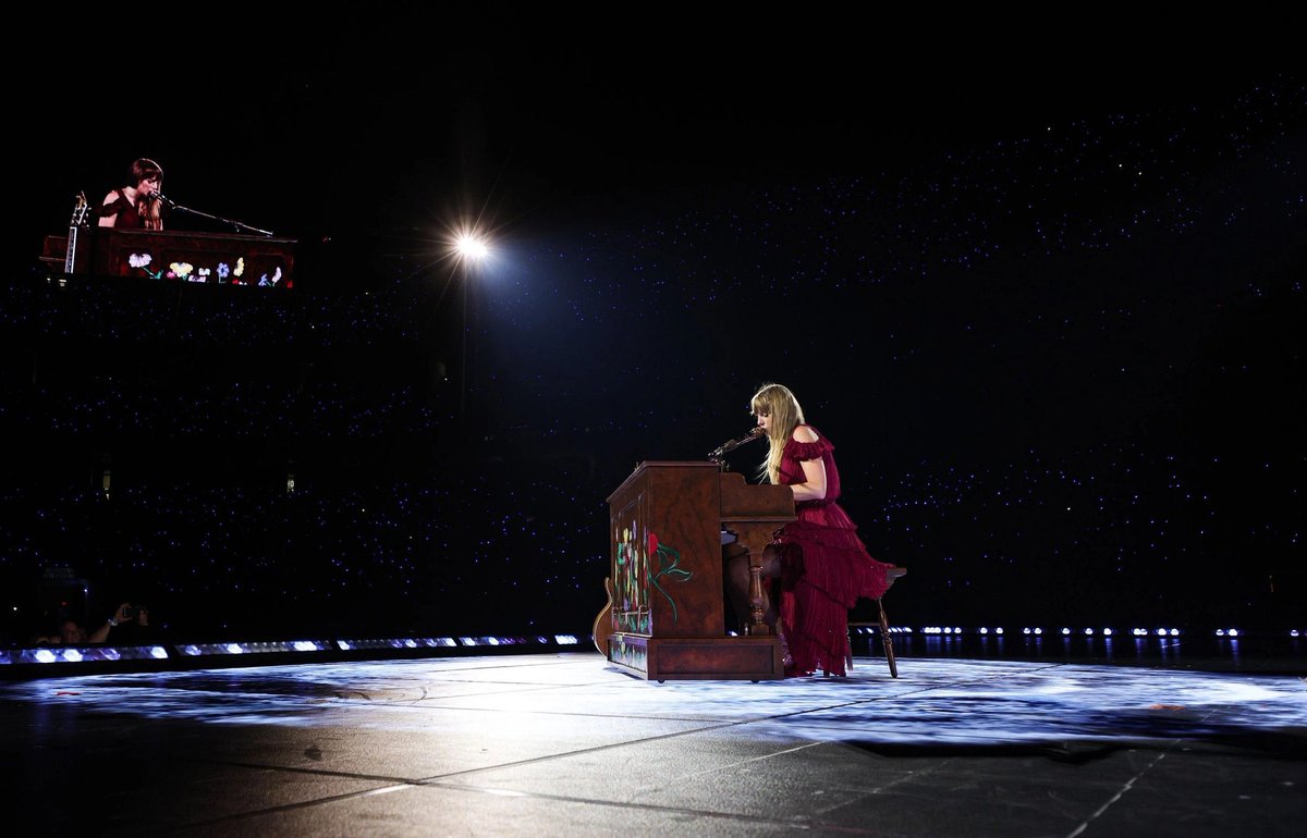 tswifterastour's tweet photo. 🚨| Taylor Swift performs “Gorgeous ” from “reputation” as the second surprise song for Day 2 of ‘The Eras Tour’ in Atlanta , Georgia!
#TSTheErasTour    #TSTheErasTourAtlanta #AtlantaTSTheErasTour https://t.co/lfRjckFbMU