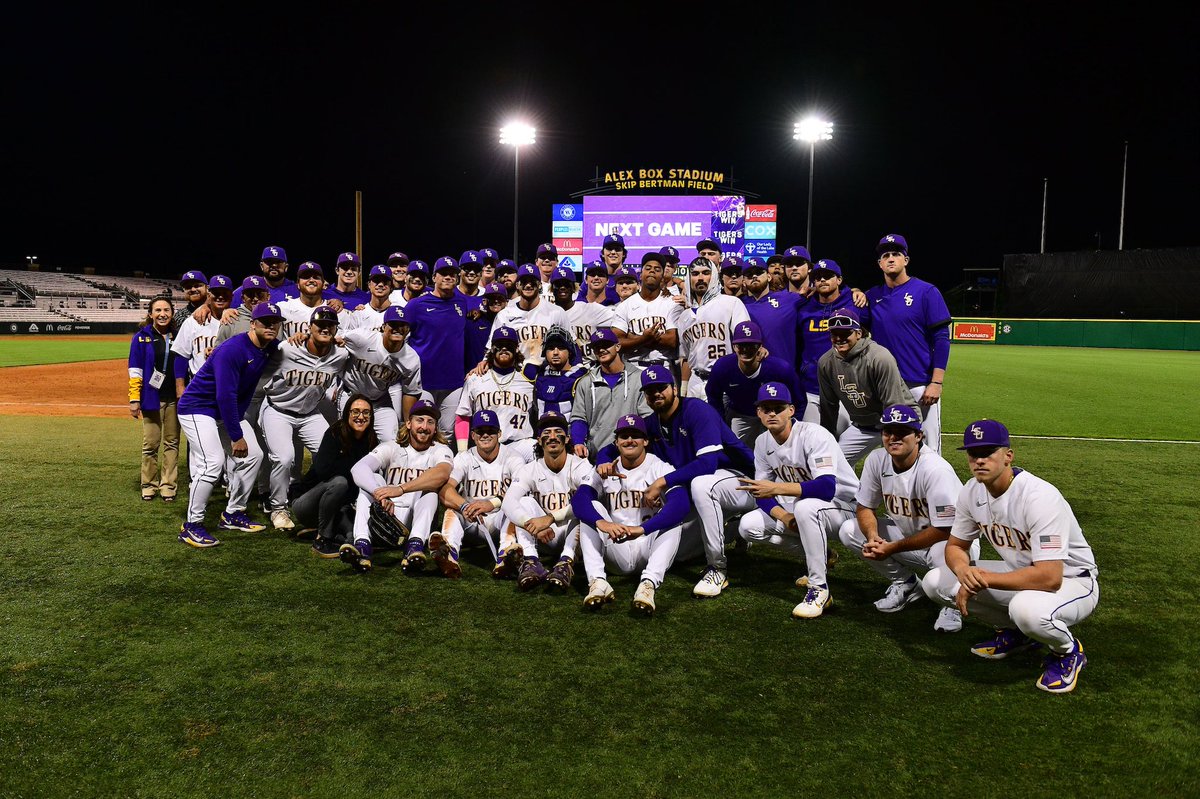 LSUCoachJ's tweet photo. 12-8 Tigers! ๐
#Noclock See you tomorrow!!!! https://t.co/qxvE46Z92z