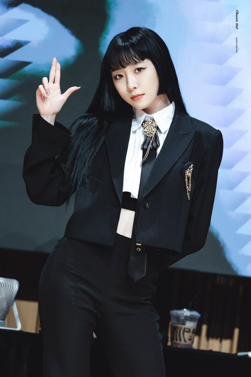 flowertint1105's tweet photo. 230429 아이레벨홀 팬싸

이채정이 아이돌 안하면 누가해?🤷‍♀️🤷🤷‍♂️

#ALICE #앨리스 #CHAEJEONG #채정 @IOK_ALICE https://t.co/UATQIa8qQ3