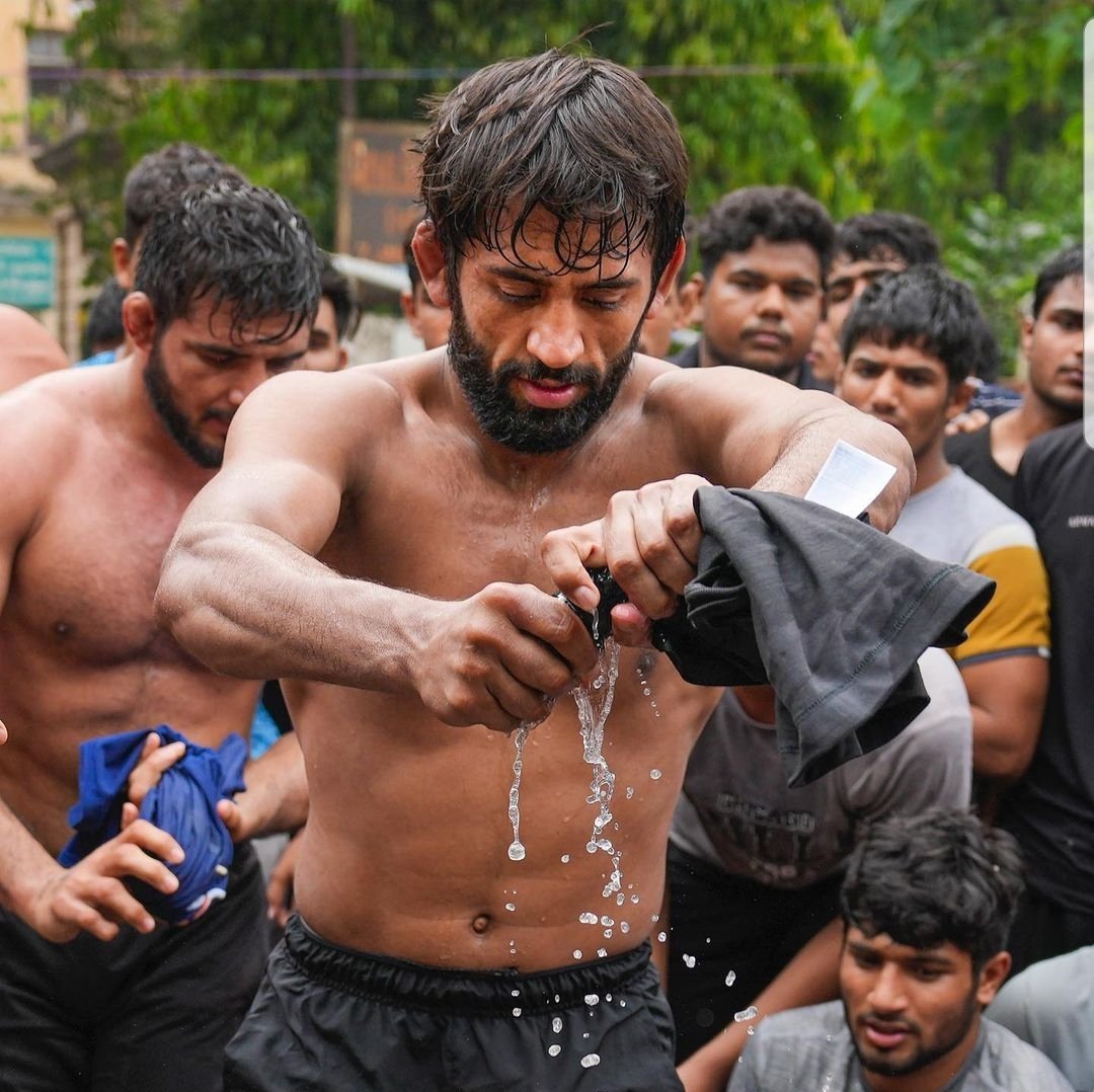 Naresh_Nehraa's tweet photo. @SatyapalmalikG @BajrangPunia @Phogat_Vinesh @SakshiMalik @sangeeta_phogat @geeta_phogat इस सरकार को कोई फर्क नहीं पड़ता ना ही किसी का दुख दर्द देखा जाता है किसान, नौजवान व पहलवान सब परेशान हो रखे है😟 #JusticeForDefenceStudents
#WrestlerProtest
#IStandWithMyChampions @BajrangPunia @Phogat_Vinesh @SakshiMalik @kkhushal9 @sharadsharan @hanumanbeniwal @RakeshTikaitBKU https://t.co/CWAplTn3yP
