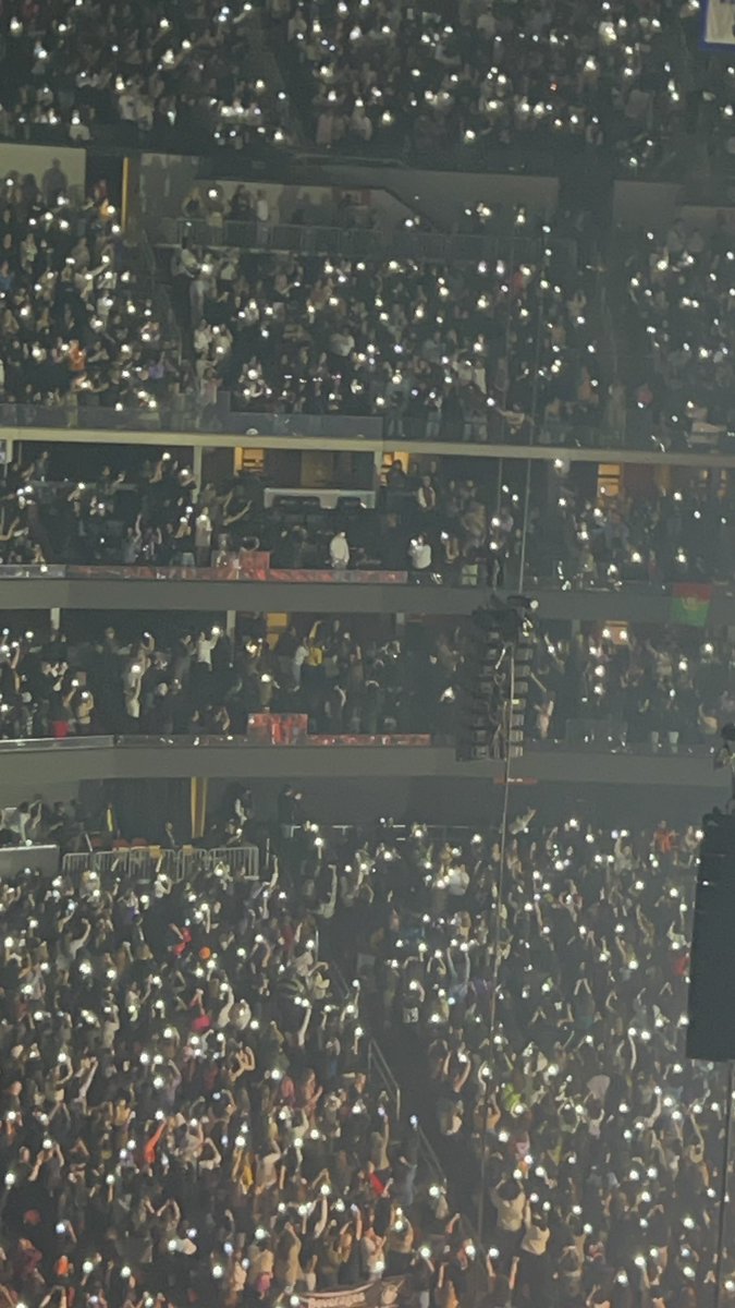 boobkoos's tweet photo. armys facing jimin like moths drawn to a flame my stomach hurts https://t.co/RqDsIMUHhW