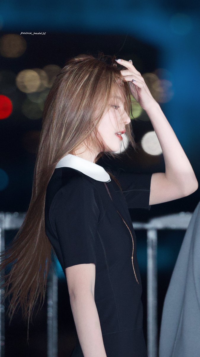 Panda526_YE's tweet photo. 🖤230429 Louis Vuitton 

✨LV PREFALL WITH YEJI

#YEJIxLouisVuittion
#LVPREFALL23  
#있지  #예지 #YEJI #ITZY https://t.co/hYNIHFUegp