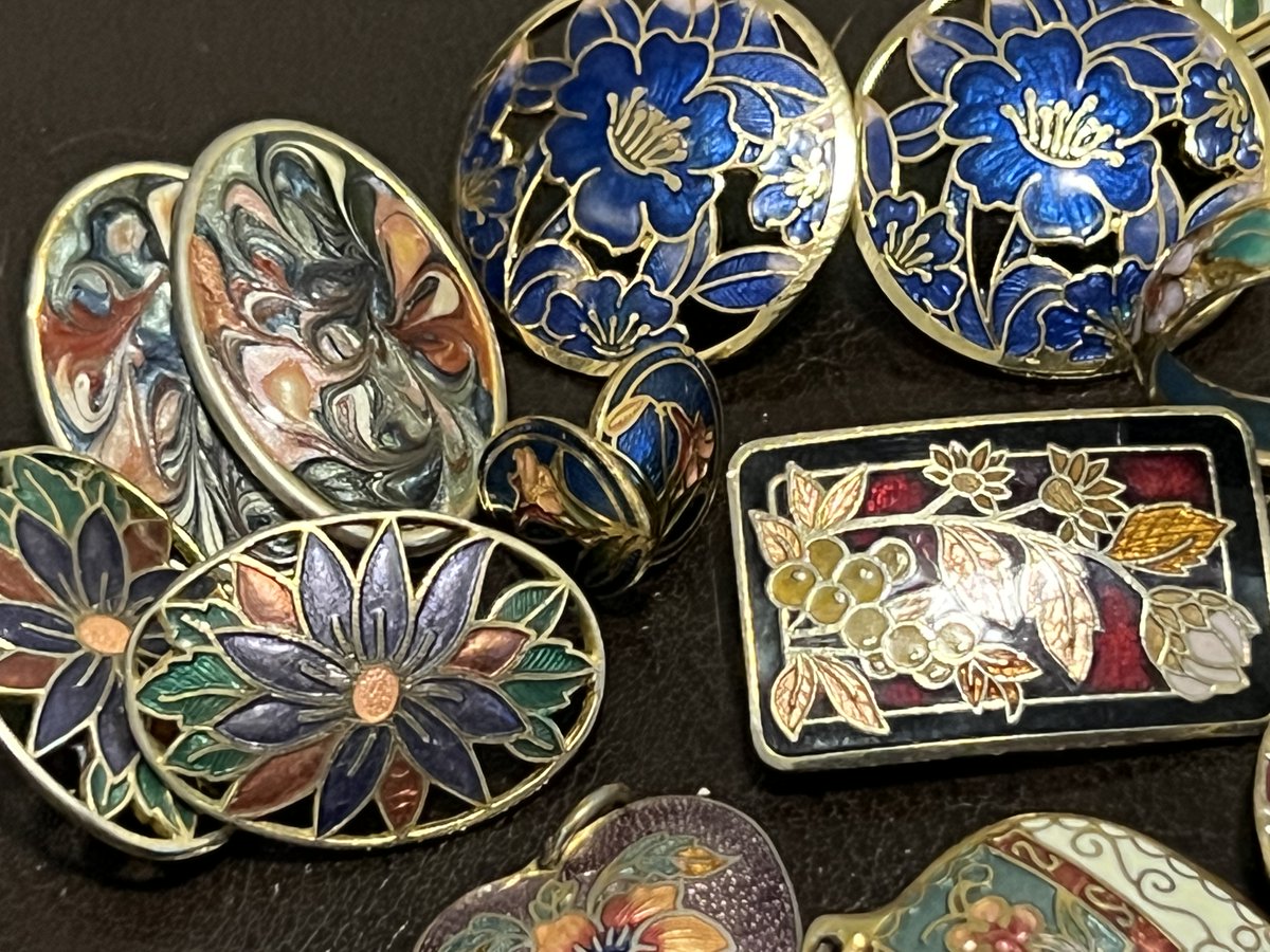 TeriE's tweet photo. VINTAGE 80s #JEWELRYLOT Cloisonne Brooch  Pendant Locket Earrings &amp; Ring 12 Pcs  #vintagejewlery #cloisonnejewelry #ebayfinds #ebaylots #enameljewelry #vintage80s https://t.co/5MJaQAULA0 #eBay via @eBay https://t.co/4owO0c8y9s