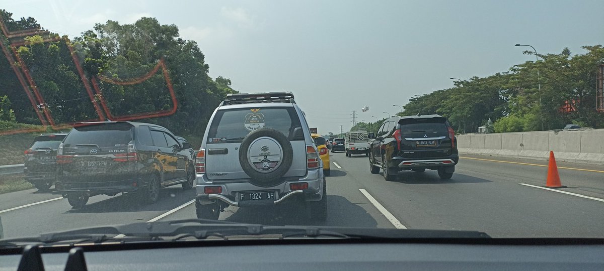 enugie's tweet photo. Tol Cikampek km 62 arah Cirebon padat merayap 
@TMCPoldaMetro https://t.co/OdqCsNKVdZ