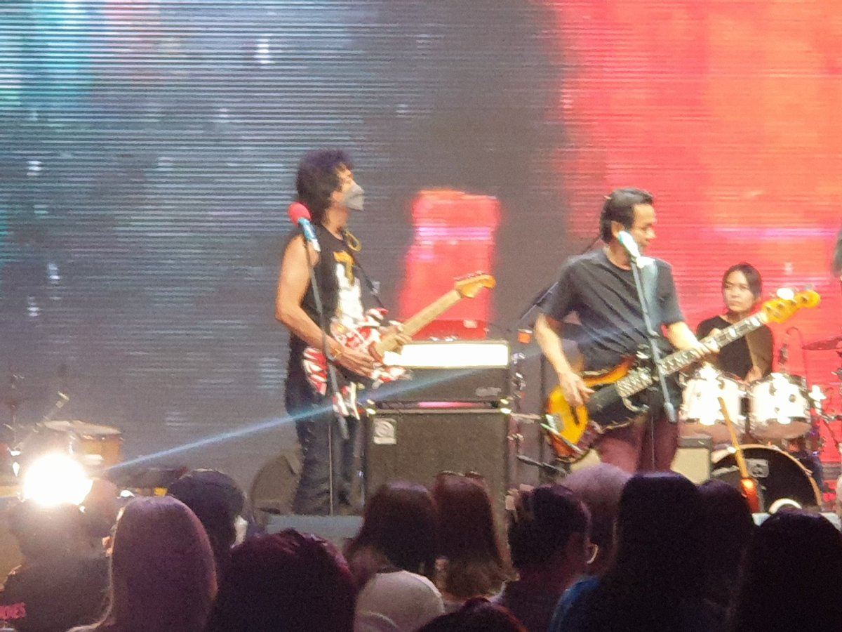 TassniT's tweet photo. @PtaiA_Official สนุกมากๆเลยค่ะ บรรยากาศอบอุ่นมากๆ..และดีใจมากกกกกกกกก ที่ได้ฟังพี่ๆเล่นดนตรี ปีหน้าจัดอีกนะคะ นุ จะชวนเดอะแกงค์สายรอคมา...🥳🥳 ทุกวงเล่นดีมากๆรู้สึกเป็นโชคดีของ FC Van Halen อย่างเราที่ได้ฟังสด มากๆเลยค่ะ 🥳
ขอบคุณสำหรับค่ำคืนที่พิเศษนี้มากๆนะคะ
#Memorynight
#29Apr2023 https://t.co/4FNWh7keLG