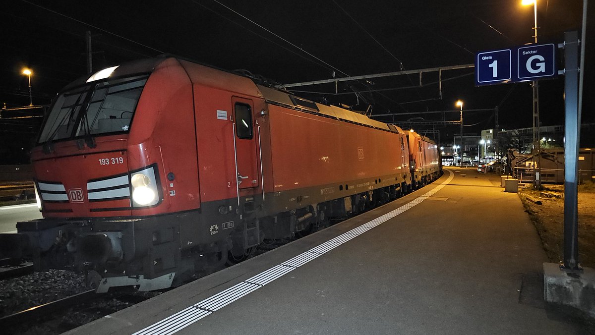 TWeinlein's tweet photo. Guten Morgen aus #TH ✌️

Hab mal wieder die #Tonzug Übernachtung in #DO gewonnen 🙈

Da ich ne Stunde vor Plan hier bin und mein Kollege von der #Schiebelok erst in einer halben Stunde kommt, bereite ich die mal für ihn vor. Gesamt hat dann der Zug 3493t 🙈

#Vectron #Cargo https://t.co/6mZe4gqBUy
