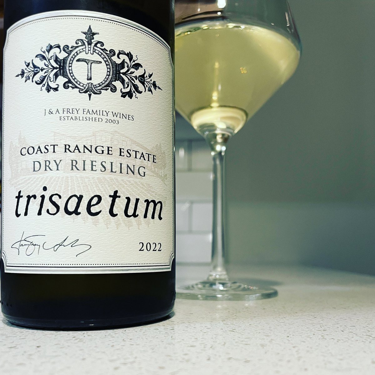 Sauvignonline's tweet photo. #NowSipping @trisaetum #DryRiesling 😋 

#weekend #saturday #willamettevalley #oregon #winelover #winecountry #drinkoregon #oregonwine #winelife #winestagram https://t.co/HirRWYYL7o
