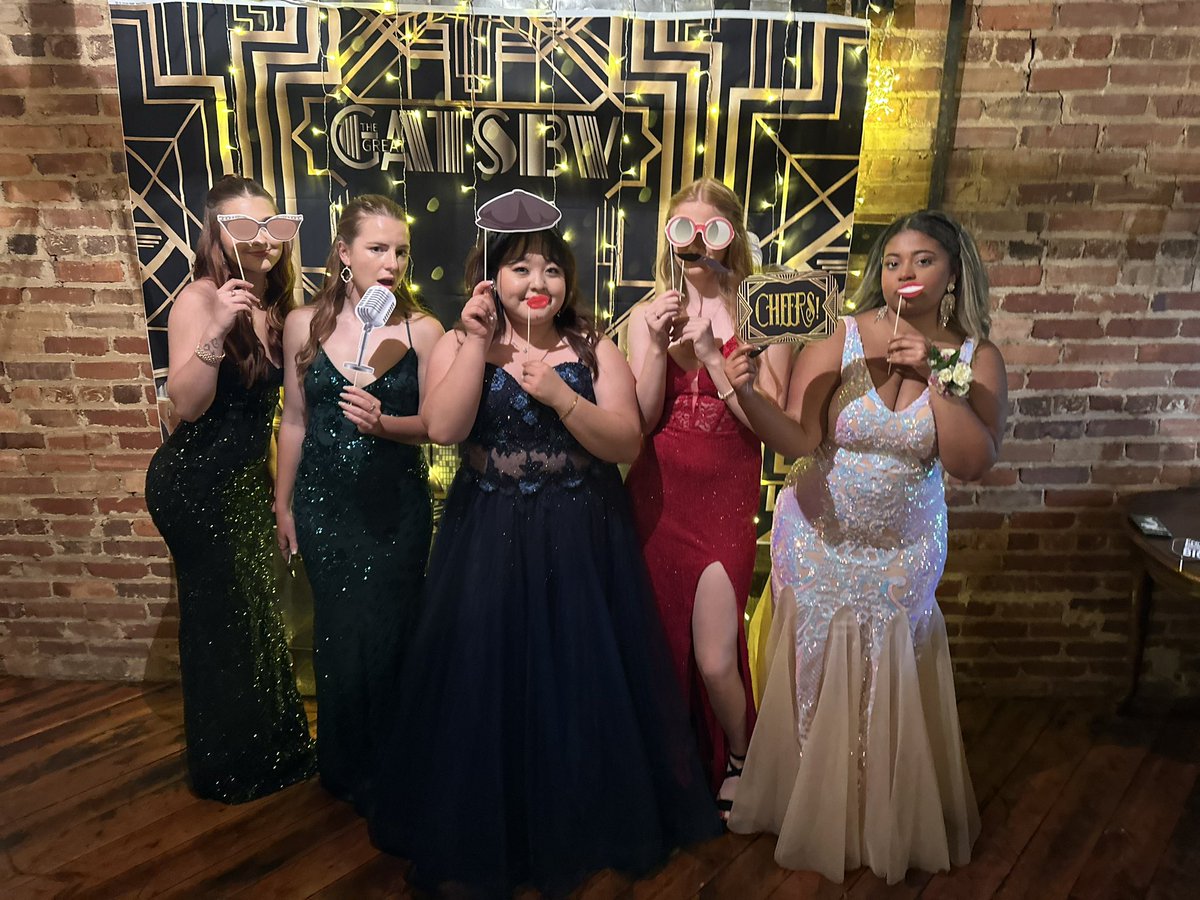 hickoryschools's tweet photo. Hickory Career &amp; Arts Magnet students &amp; staff enjoyed a Great Gatsby inspired prom this evening. https://t.co/ocRF6ggzkX