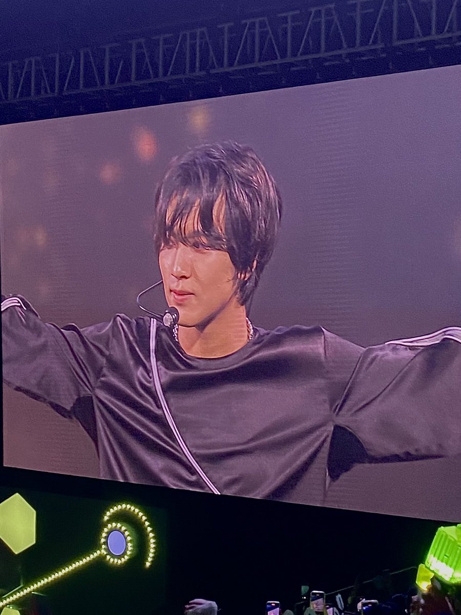 1TCHAN's tweet photo. THERE WAS SOMETHING ABOUT YOU THAT NOW I CAN'T REMEMBER ITS THE SAME DAMN THING THAT MADE MY HEART SURRENDER https://t.co/Ip0xkI0sUt