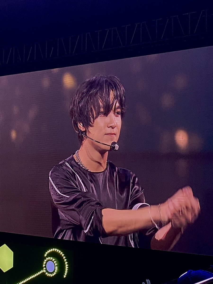 1TCHAN's tweet photo. THERE WAS SOMETHING ABOUT YOU THAT NOW I CAN'T REMEMBER ITS THE SAME DAMN THING THAT MADE MY HEART SURRENDER https://t.co/Ip0xkI0sUt
