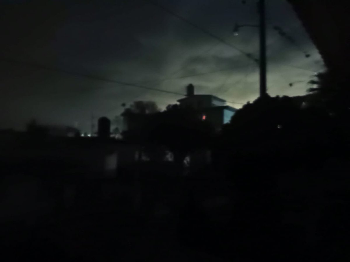 AngelHzOficial's tweet photo. @CFEmx  @CFE_Contigo  ahí está la prueba de que NO HAY LUZ en La Concepcion Jilotepec Veracruz.  Desde las 9 am NO HAY LUZ y tampoco había señal de teléfono. https://t.co/ZwNaq5NQel
