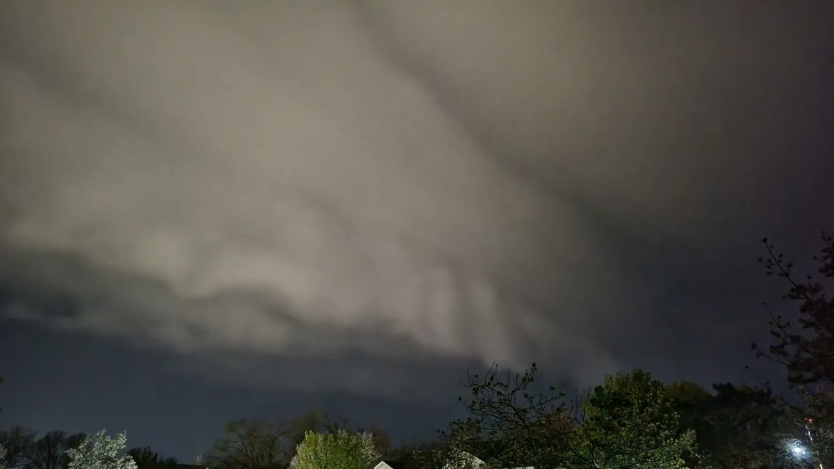 BeyondTheLensBA's tweet photo. Huge Shelf over Tilbury tonight 9:58pm April 29 2023.
#IWeather #ShareYourWeather #ckont @AdamSkinnerWX @StormhunterTWN @WE_SEE_ @IWeatherON @weathernetwork https://t.co/K12WbrqHLa