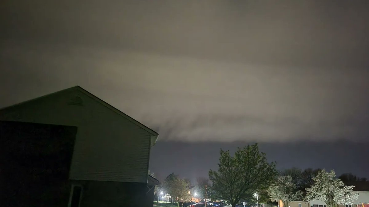BeyondTheLensBA's tweet photo. Huge Shelf over Tilbury tonight 9:58pm April 29 2023.
#IWeather #ShareYourWeather #ckont @AdamSkinnerWX @StormhunterTWN @WE_SEE_ @IWeatherON @weathernetwork https://t.co/K12WbrqHLa