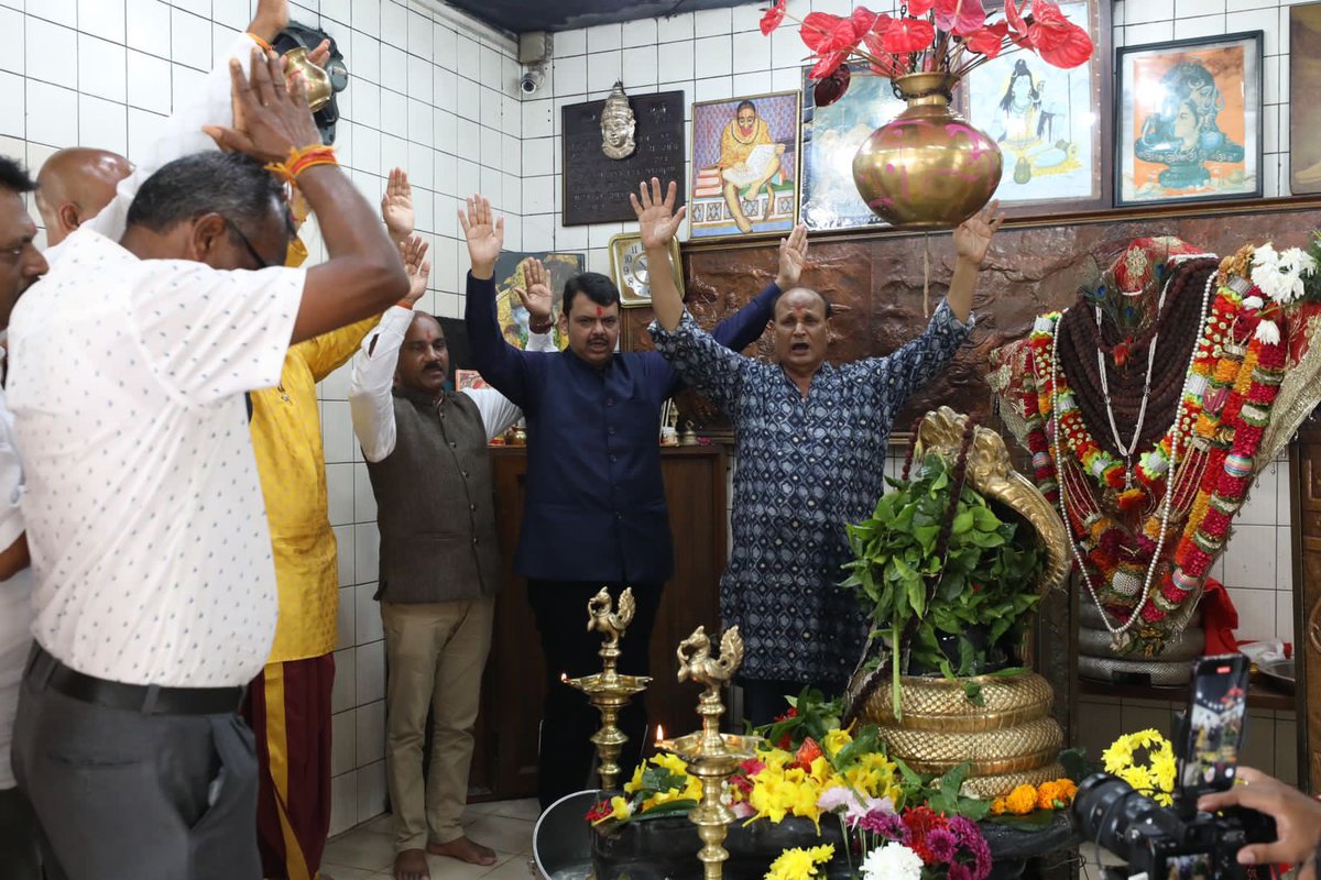Dev_Fadnavis's tweet photo. Performed puja of Lord Dattatreya.
Then, Visited the Mauritius Eswarnath Shiv JyotirLingum Temple, performed puja and did abhishek of Lord Shiva, last evening.
Feeling very blessed 🙏🏽!
#MaharashtraMauritius #DevendraInMauritius #Mauritius #IndiaMauritius #Historic #Maharashtra https://t.co/zBKWtHkdcF