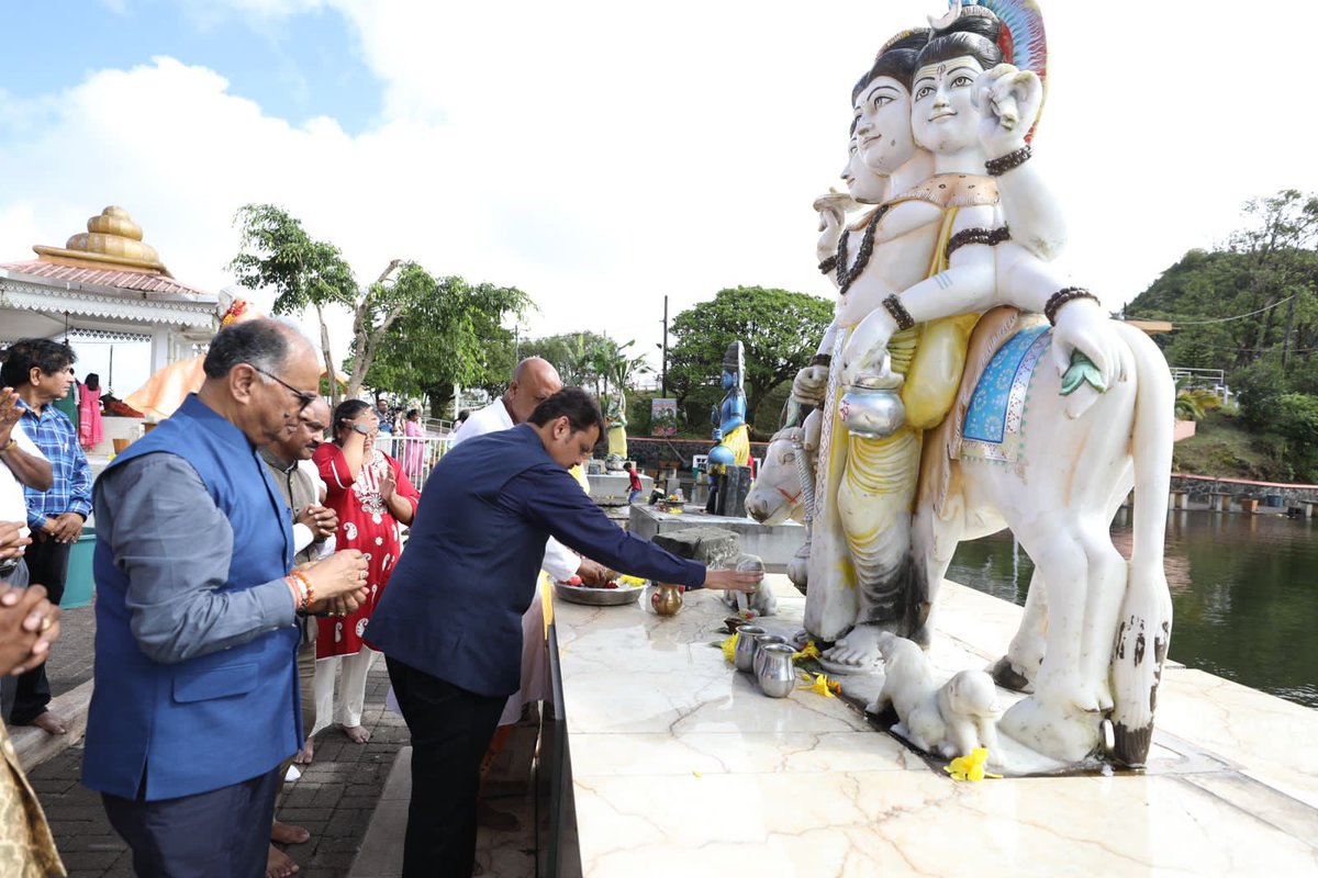 Dev_Fadnavis's tweet photo. Performed puja of Lord Dattatreya.
Then, Visited the Mauritius Eswarnath Shiv JyotirLingum Temple, performed puja and did abhishek of Lord Shiva, last evening.
Feeling very blessed 🙏🏽!
#MaharashtraMauritius #DevendraInMauritius #Mauritius #IndiaMauritius #Historic #Maharashtra https://t.co/zBKWtHkdcF