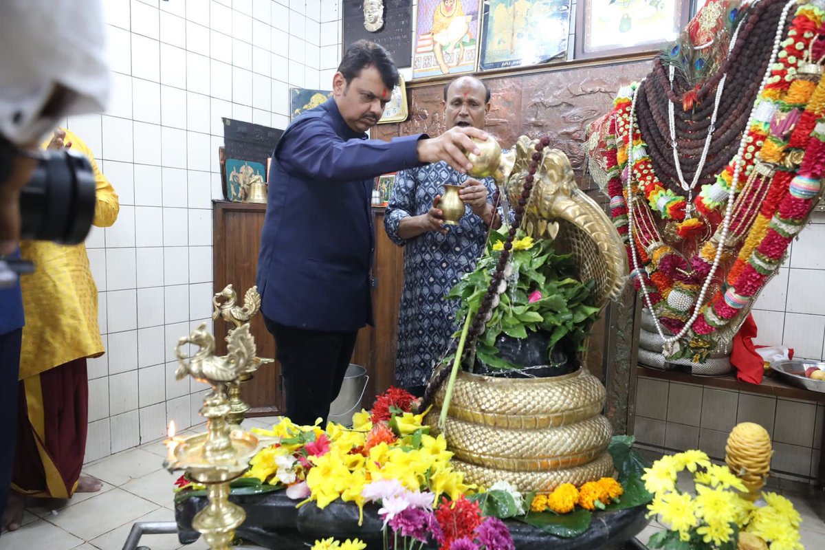 Dev_Fadnavis's tweet photo. Performed puja of Lord Dattatreya.
Then, Visited the Mauritius Eswarnath Shiv JyotirLingum Temple, performed puja and did abhishek of Lord Shiva, last evening.
Feeling very blessed 🙏🏽!
#MaharashtraMauritius #DevendraInMauritius #Mauritius #IndiaMauritius #Historic #Maharashtra https://t.co/zBKWtHkdcF