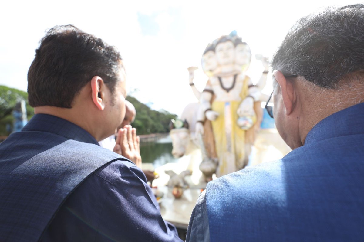 Dev_Fadnavis's tweet photo. Performed puja of Lord Dattatreya.
Then, Visited the Mauritius Eswarnath Shiv JyotirLingum Temple, performed puja and did abhishek of Lord Shiva, last evening.
Feeling very blessed 🙏🏽!
#MaharashtraMauritius #DevendraInMauritius #Mauritius #IndiaMauritius #Historic #Maharashtra https://t.co/zBKWtHkdcF