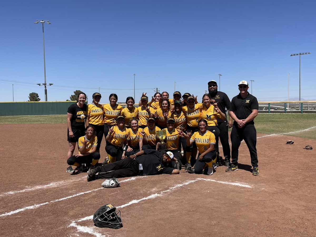 GeorgianiseT's tweet photo. Bi-district Champions🏆〽️ ! Making Northeast history , came in short but we fought until the end !! AGTG!✝️〽️ Onto the next round ! @Coach_Rocha2 @phsmats @drewwshotthat https://t.co/OqlwV97bnt