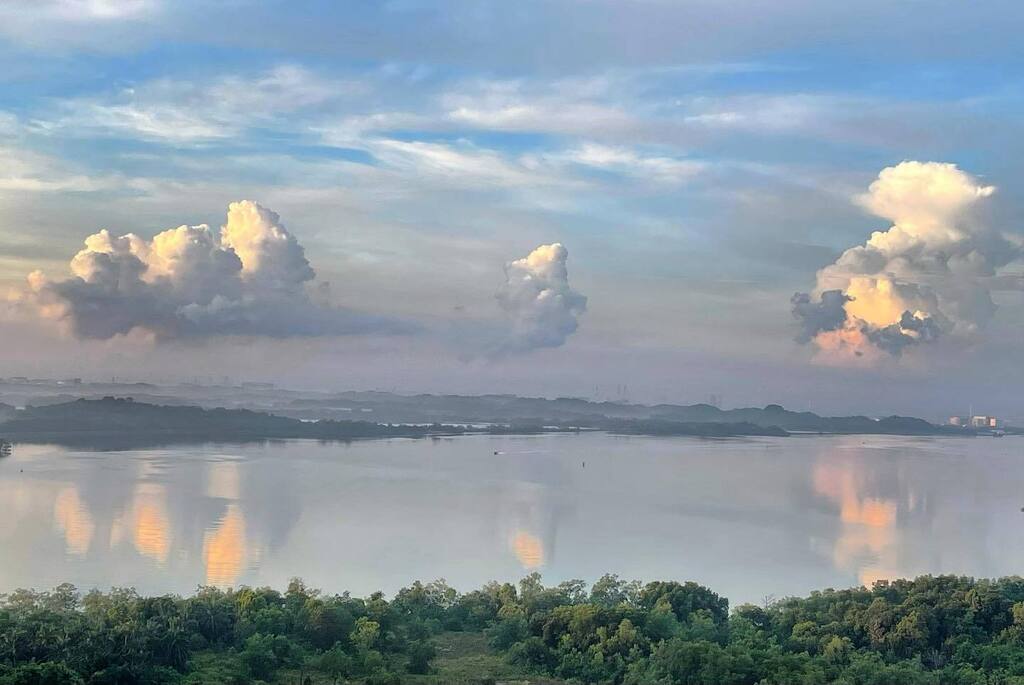 rovinglight's tweet photo. Mornings. Reflections. 

#travel #malaysia #puteriharbour #mornings #reflections #wanderer #rovinglight #shotoniphone https://t.co/RuFrJIqE2B https://t.co/C2x5vUsP9M