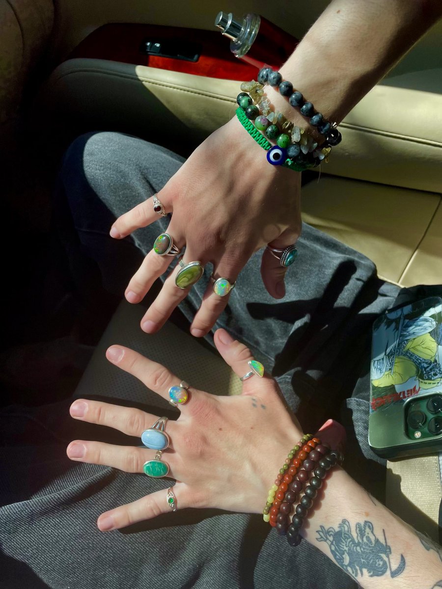 latersk8terrr's tweet photo. i be obsessed with my opals 😩 https://t.co/hiCuw36eTV