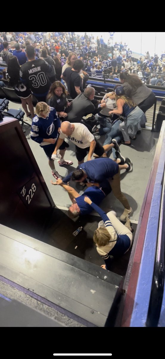 MadilynCampbel4's tweet photo. Chaos after a leafs fan continues to taunts a lightning fan, it’s a game y’all chill.  #tbl #leafsvslightning #fightingvideos #TampaBayLightning #gobolts https://t.co/UbOUCyc3q7