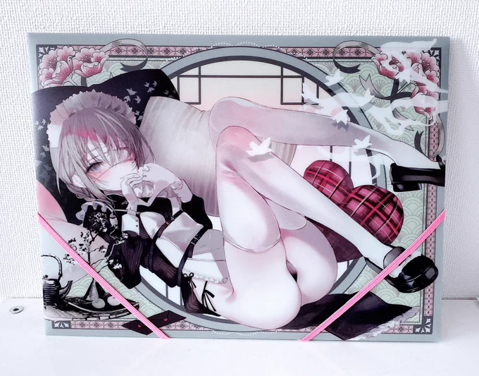 新刊セット同梱品①特A4クリアファインダーですメイドチャイナで甘い感じでめっちゃかわいいです。特A4サイズなのでめっちゃ薄い本+文房具入ります。マチ部分はたためるのでフラットケースとしてもご使用いただけます。 