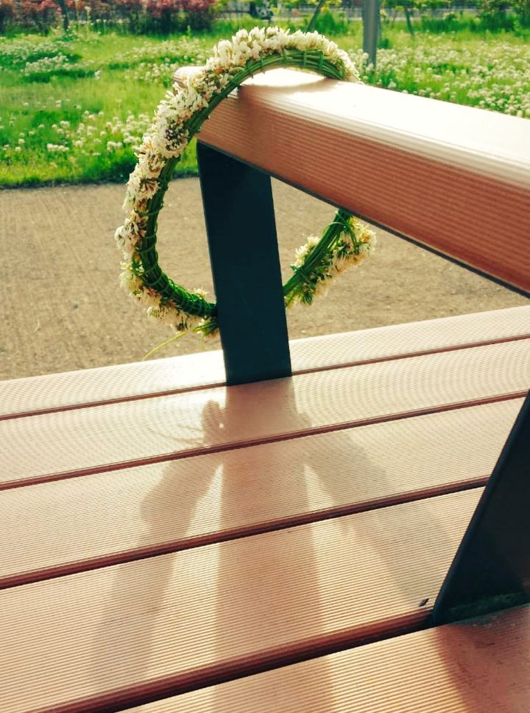 mituamitessa's tweet photo. 聞かないで
「どうして2人の時間は
行っちゃうの」って
・・・・・・
クリスマスツリーより
チビだった頃さ…
#First_Of_May #Bee_Gees
#若葉のころ
意訳by三つ編みテッサ
📷職場近くの公園
直訳では5月1日を若葉のころと訳した方、天才☺️ https://t.co/H6f6gJbSdI