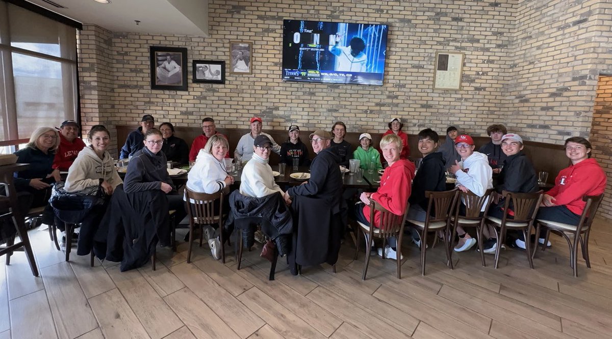 LNHSBoysTennis's tweet photo. Team had a great time @GreenMillLkv. Big thank you to Green Mill for always supporting our North tennis team!
#Together
#LNtennis
#Greenmill https://t.co/6NVSiirqCU