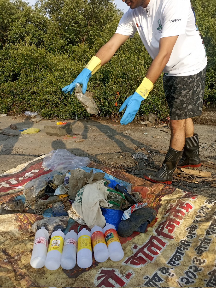 EnvironmentLife's tweet photo. Week 141 #MangrovesCleanupDrive

Mangroves provide ideal breeding grounds for much of the world's fish, shrimp, crabs, &amp;other shellfish.
Looking into importance #MangroveSoldiers r working to clear manmad mess around the roots.
Stop Littering, adopt sustainable.

@MangroveForest https://t.co/xKjcLJ8eST