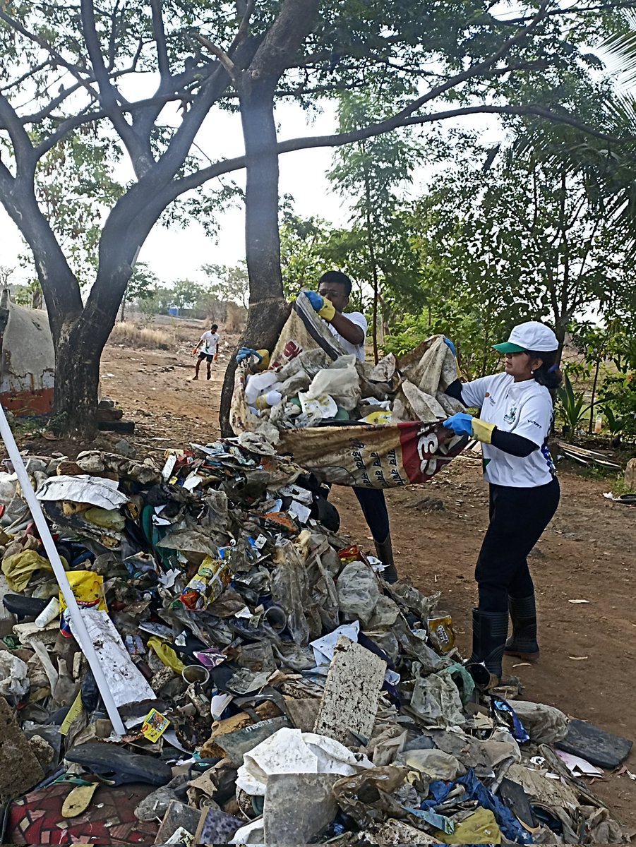 EnvironmentLife's tweet photo. Week 141 #MangrovesCleanupDrive

Mangroves provide ideal breeding grounds for much of the world's fish, shrimp, crabs, &amp;other shellfish.
Looking into importance #MangroveSoldiers r working to clear manmad mess around the roots.
Stop Littering, adopt sustainable.

@MangroveForest https://t.co/xKjcLJ8eST