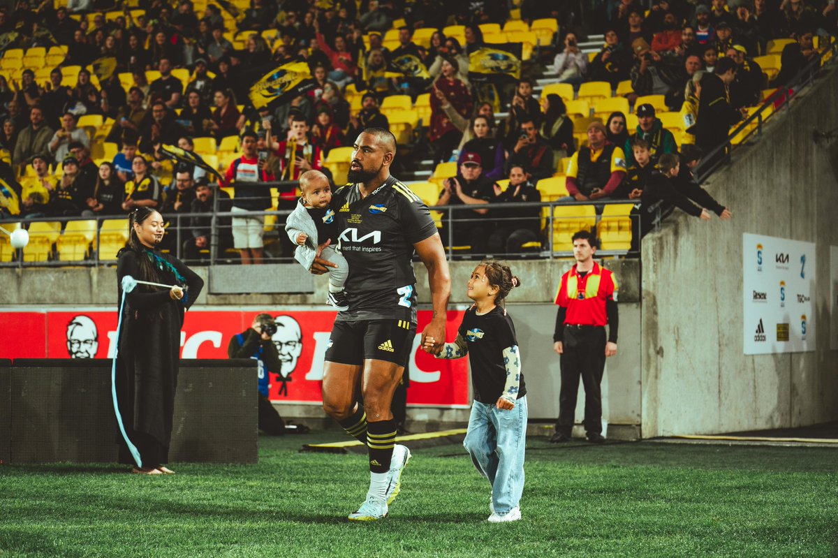 juliansavea7's tweet photo. Blessed 💛🖤🙌🏾 
Thank you for all the support and love. Playing my 150th game for the @Hurricanesrugby was just as special my first game. Love this team and my brothers. https://t.co/HjZ5xg3Ck0