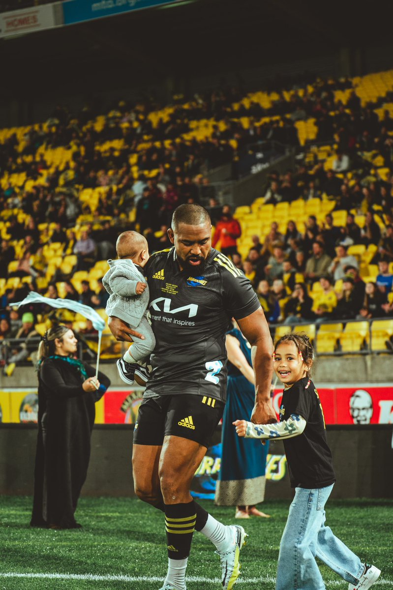 juliansavea7's tweet photo. Blessed 💛🖤🙌🏾 
Thank you for all the support and love. Playing my 150th game for the @Hurricanesrugby was just as special my first game. Love this team and my brothers. https://t.co/HjZ5xg3Ck0
