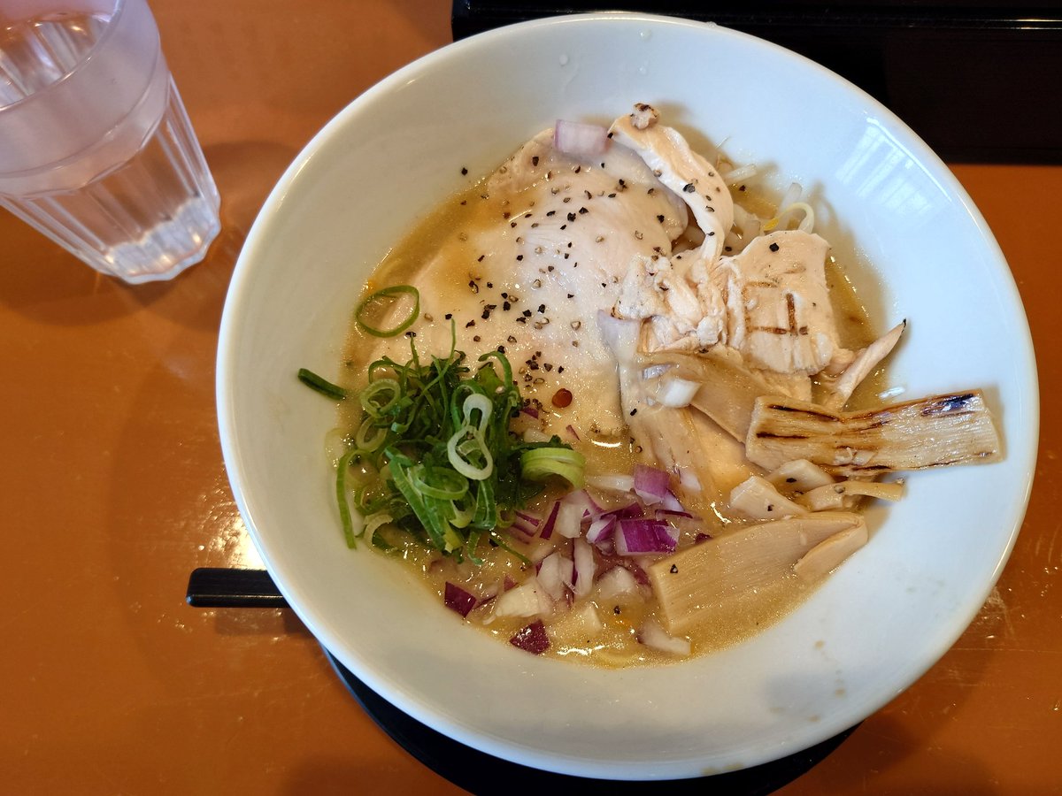 masakazu_morita's tweet photo. お昼は #ラーメンそら さんのラーメン。
今日は醤油鶏白湯らぁ麺にしました。
これも美味しゅうございました。
からあげとご飯でお腹いっぱい。
#三田市 https://t.co/ubn9sEmCS5