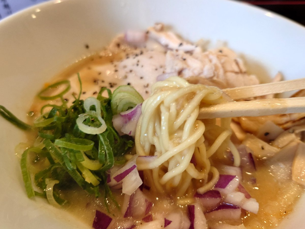 masakazu_morita's tweet photo. お昼は #ラーメンそら さんのラーメン。
今日は醤油鶏白湯らぁ麺にしました。
これも美味しゅうございました。
からあげとご飯でお腹いっぱい。
#三田市 https://t.co/ubn9sEmCS5