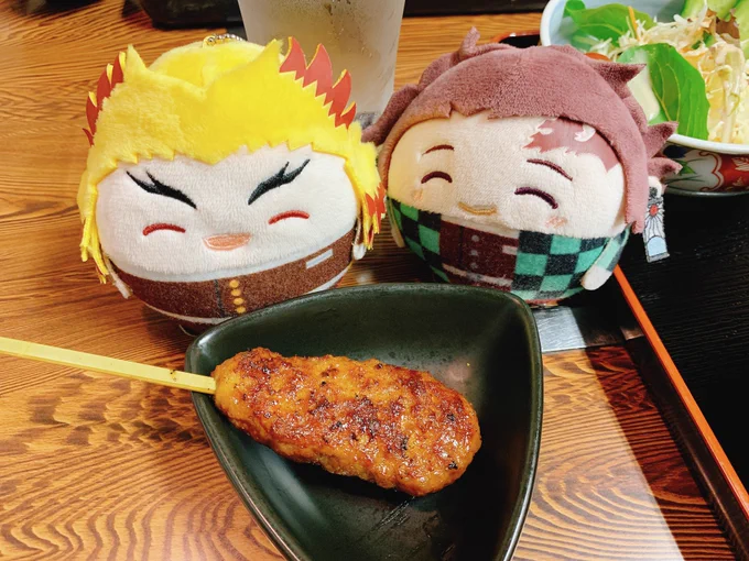 炭焼-{}@{}@{}-m9( ゜Д゜) ドーン! 丼に乗せるツクネ、ラスワンだったらしく、サービスで付けてくれたよオカンとシェアじゃ