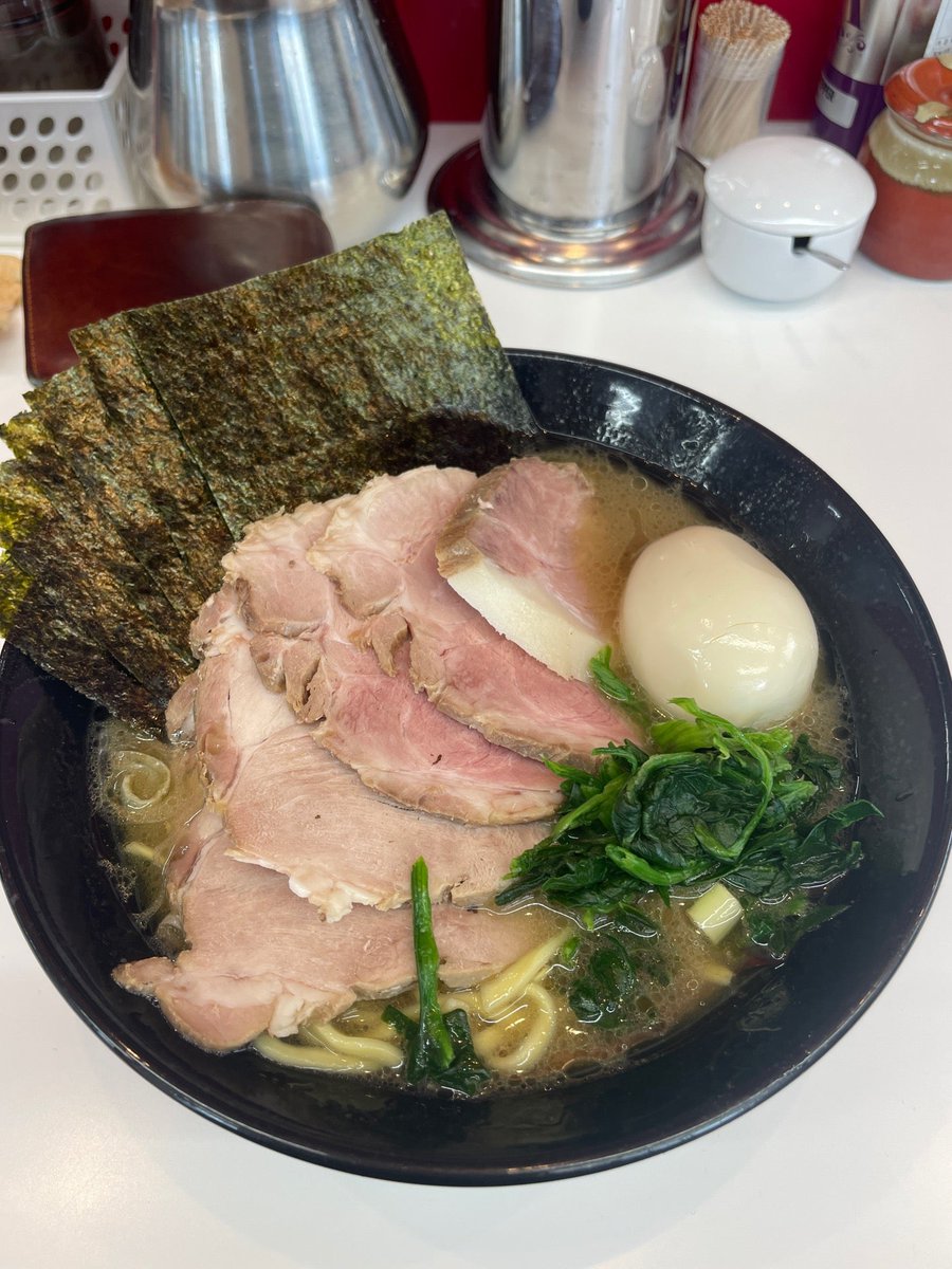 goro_masa's tweet photo. 家系ラーメンのチャーシュー増しで、濃厚なスープともちもちの麺の組み合わせは、多くの人々を魅了しています。 (@ ラーメン塚田家 in 沼津市, 静岡県) https://t.co/wbTNLqgL8j https://t.co/wiikIuuGkr