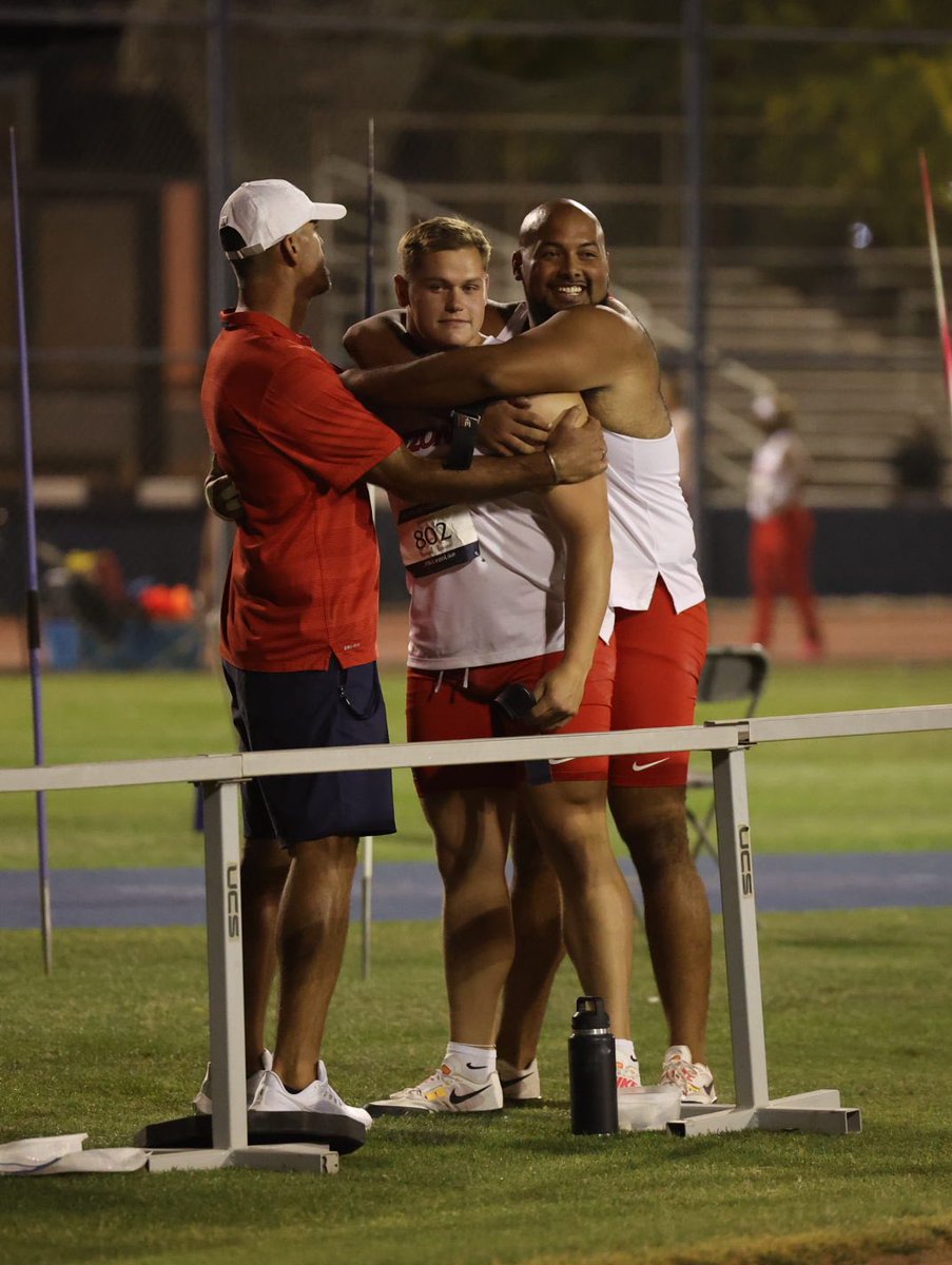 ArizonaTrack's tweet photo. 𝐒𝐇𝐎𝐓 𝐏𝐔𝐓 𝐓𝐎𝐏-𝐓𝐇𝐑𝐄𝐄 𝐅𝐈𝐍𝐈𝐒𝐇𝐄𝐒🥈🥉

In the men’s shot put, Zach Landa finishes runner-up with a massive PR throw of 19.92m (65-4.25) which is fourth all-time in school history!

Youssef Koudssi places third overall with a mark of 19.45m (63-9.75)!

#BearDown https://t.co/jR6KXVhn0T