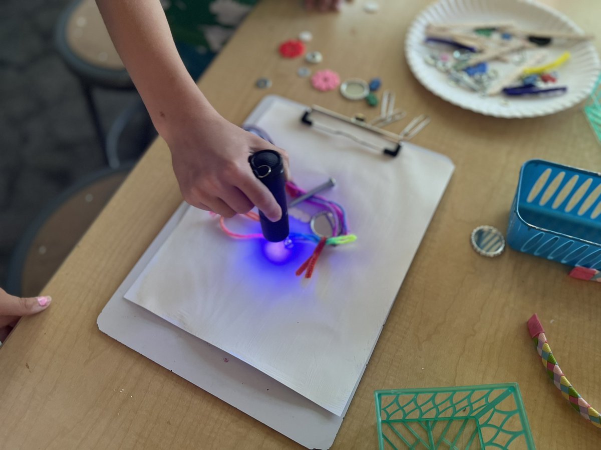 cre8thethings's tweet image. Inspired by @CeMoCreates @TinkeringStudio my first graders who learn about the Sun in Science, are tinkering with light in #Innovation ! #uvflashlight #ultraviolet #photchromicpigment #light #exploration #tinker