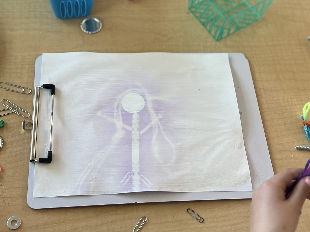 cre8thethings's tweet image. Inspired by @CeMoCreates @TinkeringStudio my first graders who learn about the Sun in Science, are tinkering with light in #Innovation ! #uvflashlight #ultraviolet #photchromicpigment #light #exploration #tinker