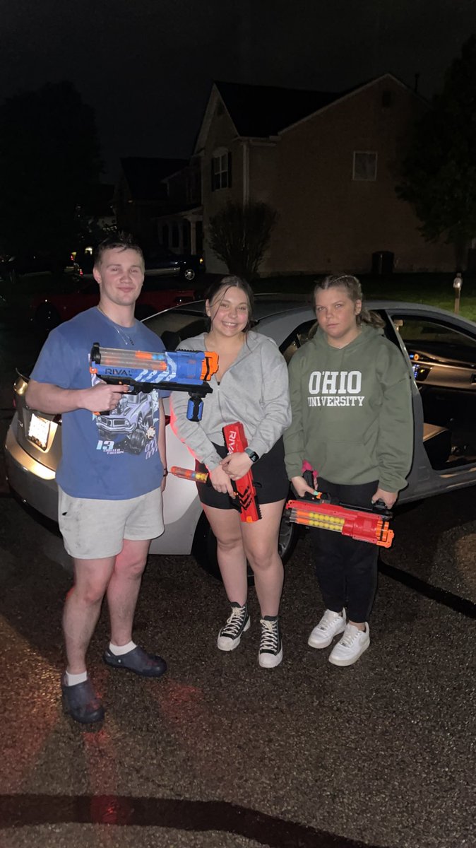 war2019e's tweet photo. Layne shit on both of them😝 https://t.co/uVUU9XkdFs