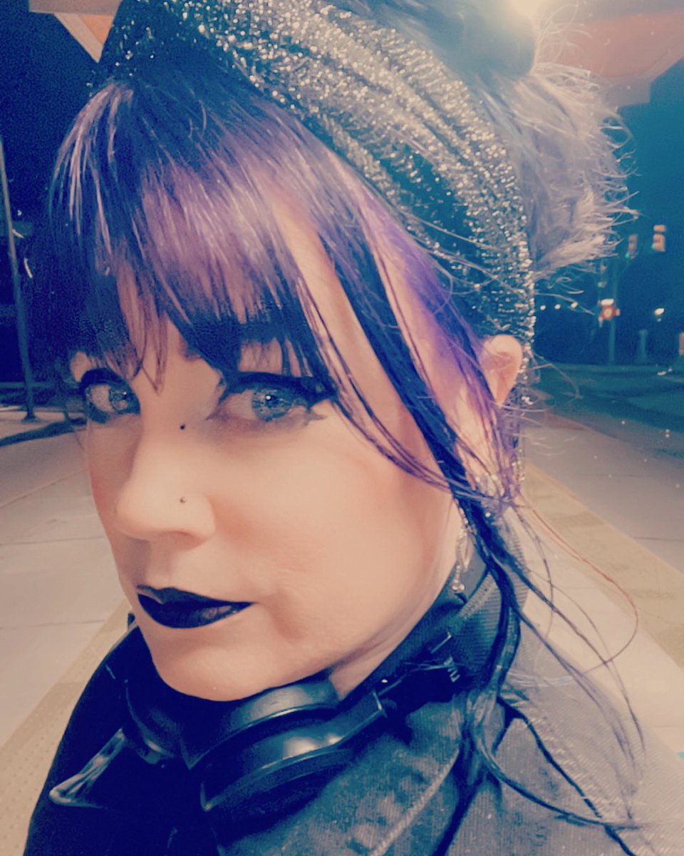MsSwank's tweet photo. #spellboundindy bound. 🦇 🌚 🖤 #IAmThePassenger https://t.co/KvPl7mGAcE