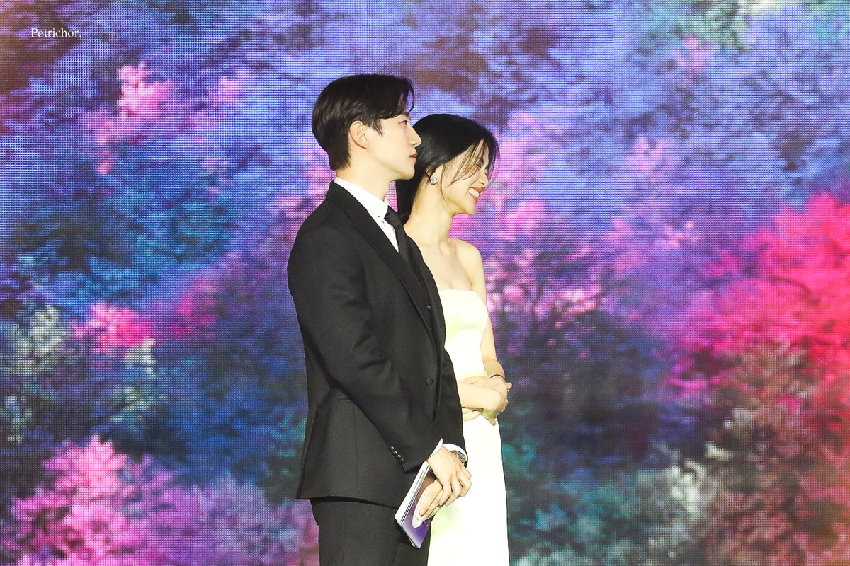 Petrichor_taeri's tweet photo. 230428 백상예술대상 시상 김태리  
혜교 선배님 수상발표 "나 상 받았어 연진아 나 지금 되게 신나"에 빵 터진 김태리...배 잡고 웃는거 웃겨ㅠㅋㅋㅋ귀여워ㅠㅠ 
#김태리 #태리 #Kimtaeri #taeri 
#이준호 #송혜교 https://t.co/80QIDgrbTE