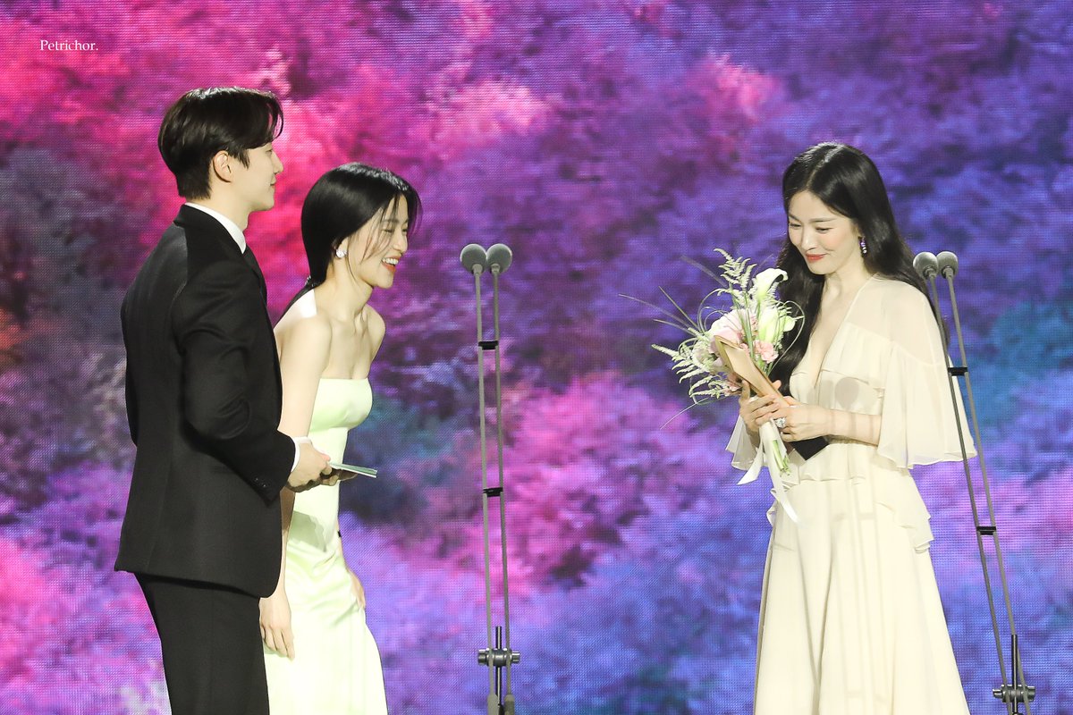 Petrichor_taeri's tweet photo. 230428 백상예술대상 시상 김태리  
혜교 선배님 수상발표 "나 상 받았어 연진아 나 지금 되게 신나"에 빵 터진 김태리...배 잡고 웃는거 웃겨ㅠㅋㅋㅋ귀여워ㅠㅠ 
#김태리 #태리 #Kimtaeri #taeri 
#이준호 #송혜교 https://t.co/80QIDgrbTE